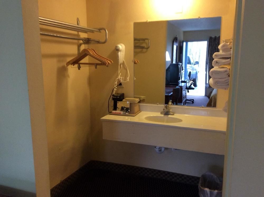 Econo Brice Road Hotel 2*